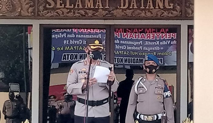 Kapolres Madiun Kota Serahkan Piala untuk Pemenang Lomba Video Kreatif Kapolres Madiun Kota Serahkan Piala untuk Pemenang Lomba Video Kreatif