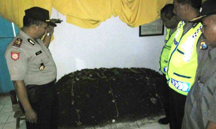 Geger Kuburan di dalam Rumah di Jedong Pandaian Sidoarjo Geger Kuburan di dalam Rumah di Jedong Pandaian Sidoarjo