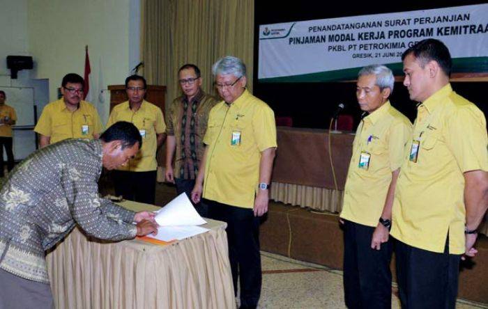 Petrokimia Gresik Salurkan Pinjaman Modal Kerja Rp 7,03 Miliar Petrokimia Gresik Salurkan Pinjaman Modal Kerja Rp 7,03 Miliar