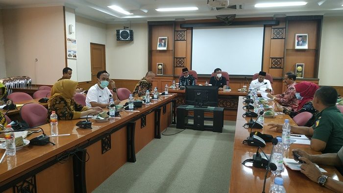 Pemkab, DPRD, dan Forkopimda Gresik Satu Suara Gunakan Dana Kedaruratan Cegah Corona Pemkab, DPRD, dan Forkopimda Gresik Satu Suara Gunakan Dana Kedaruratan Cegah Corona