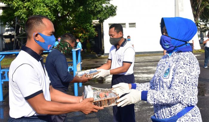 Panglima Laksda TNI Heru Kusmanto Beri Masker dan Hand Sanitizer kepada Prajurit Koarmada II Panglima Laksda TNI Heru Kusmanto Beri Masker dan Hand Sanitizer kepada Prajurit Koarmada II