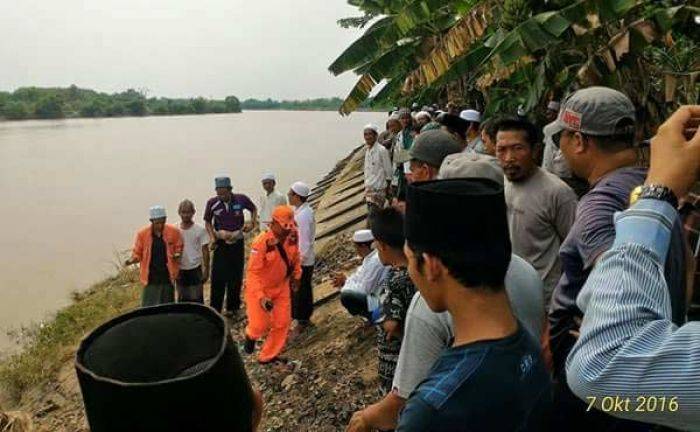 Hendak ke Pasar, 25 Santri Langitan Tenggelam di Bengawan Solo, 8 Belum Ditemukan Hendak ke Pasar, 25 Santri Langitan Tenggelam di Bengawan Solo, 8 Belum Ditemukan