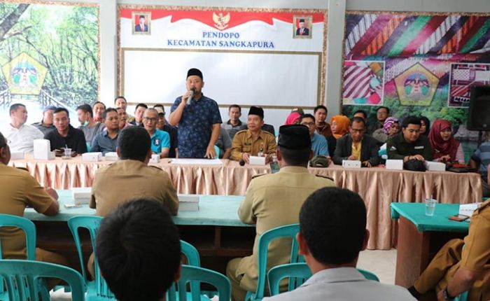 Ketua DPRD Gresik Minta Dinkes Semprotkan Disinfektan ke Tempat Ibadah Ketua DPRD Gresik Minta Dinkes Semprotkan Disinfektan ke Tempat Ibadah
