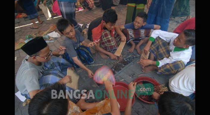 Asyik Nyate Bareng di Pondok, Santri Tebuireng Tak Mudik Asyik Nyate Bareng di Pondok, Santri Tebuireng Tak Mudik