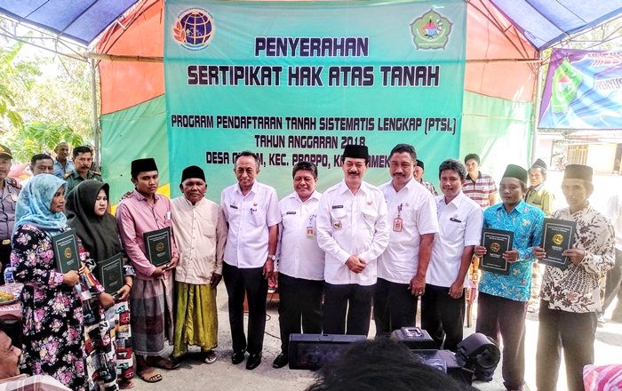 Pj Bupati Pamekasan Serahkan 500 Sertifikat Program PTSL Pj Bupati Pamekasan Serahkan 500 Sertifikat Program PTSL