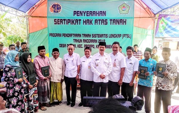 ​Pj Bupati Pamekasan Serahkan 500 Sertifikat Program PTSL