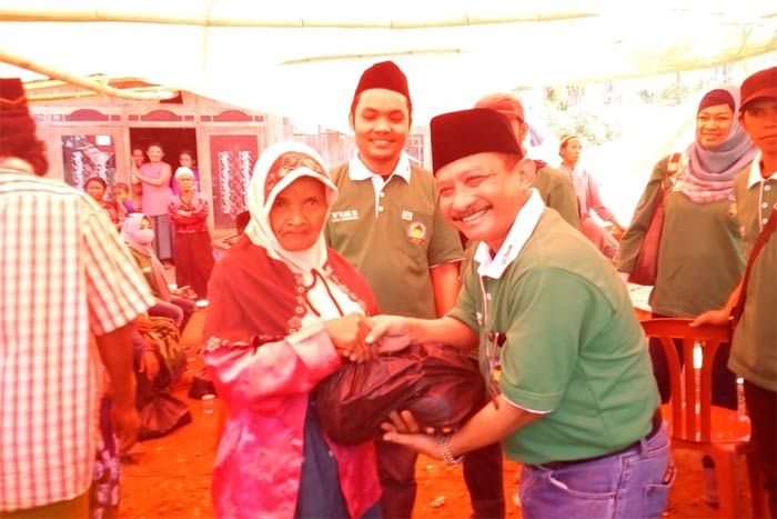 Semangat YSKS Berbagi Sembako Meski Harus Menerjang Medan Terjal Selama 3 Jam Semangat YSKS Berbagi Sembako Meski Harus Menerjang Medan Terjal Selama 3 Jam