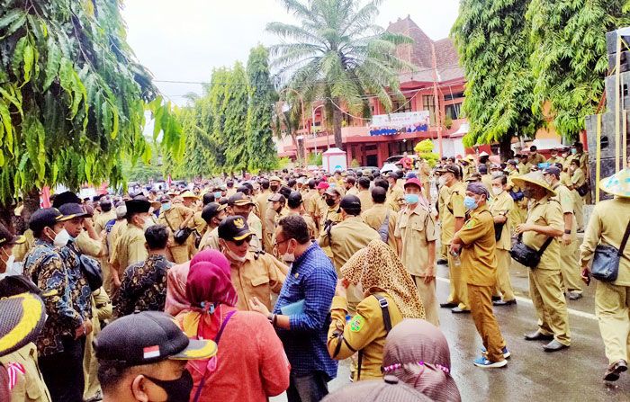 Tolak Perpres 104 Tahun 2021, Ribuan Perangkat Desa di Trenggalek Turun ke Jalan Nyatakan Sikap