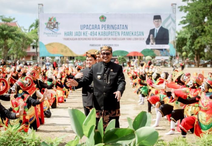 Upacara Harjad ke-494 Kabupaten Pamekasan Hadirkan Ratusan Penari Topeng Getak dan Ronggeng Upacara Harjad ke-494 Kabupaten Pamekasan Hadirkan Ratusan Penari Topeng Getak dan Ronggeng
