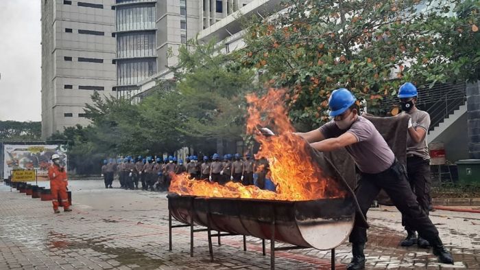 Puluhan Satpam SIG Pabrik Tuban Dibekali Tanggap Bencana dan Kebakaran Puluhan Satpam SIG Pabrik Tuban Dibekali Tanggap Bencana dan Kebakaran