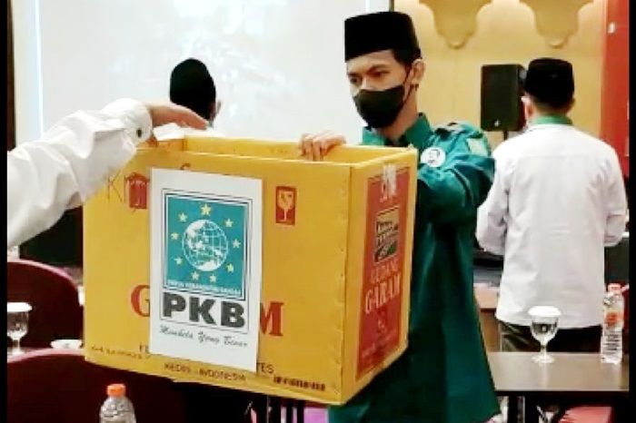 Peduli Erupsi Semeru, Anggota Fraksi PKB se-Jatim Open Donasi Spontan Saat Bimtek di Jogja Peduli Erupsi Semeru, Anggota Fraksi PKB se-Jatim Open Donasi Spontan Saat Bimtek di Jogja