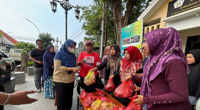 Komunitas Wartawan Grissee Bagikan Daging Kurban ke Warga Sekitar