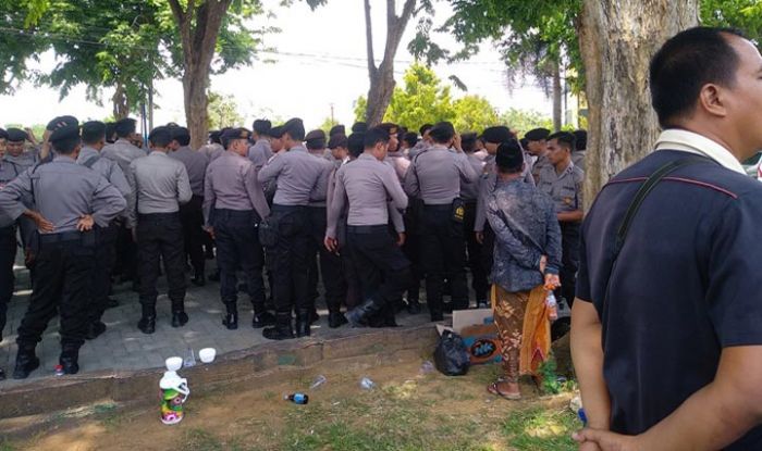 Ratusan Personel Polres Pamekasan Amankan Sidang Kasus Pembunuhan Rasidi Ratusan Personel Polres Pamekasan Amankan Sidang Kasus Pembunuhan Rasidi