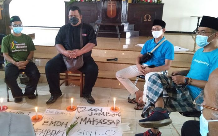 Tragedi Bom Makassar, Aktivis Lintas Agama Jombang Gelar Doa Bersama di GKJW Tragedi Bom Makassar, Aktivis Lintas Agama Jombang Gelar Doa Bersama di GKJW