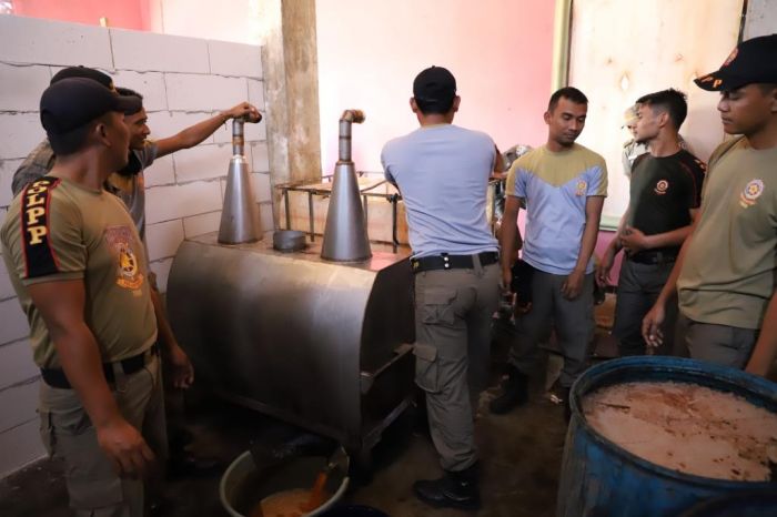 Produsen Arak di Tuban Digerebek, Pemilik Berhasil Kabur Produsen Arak di Tuban Digerebek, Pemilik Berhasil Kabur
