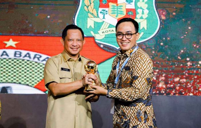 Berkat Kerja Keras dan Pelayanan Maksimal, Bupati Pamekasan Raih UHC Award 2023