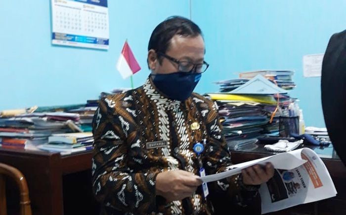 Wali Murid di Ngawi Keluhkan Pembayaran Seragam Sekolah di Masa Pandemi Wali Murid di Ngawi Keluhkan Pembayaran Seragam Sekolah di Masa Pandemi