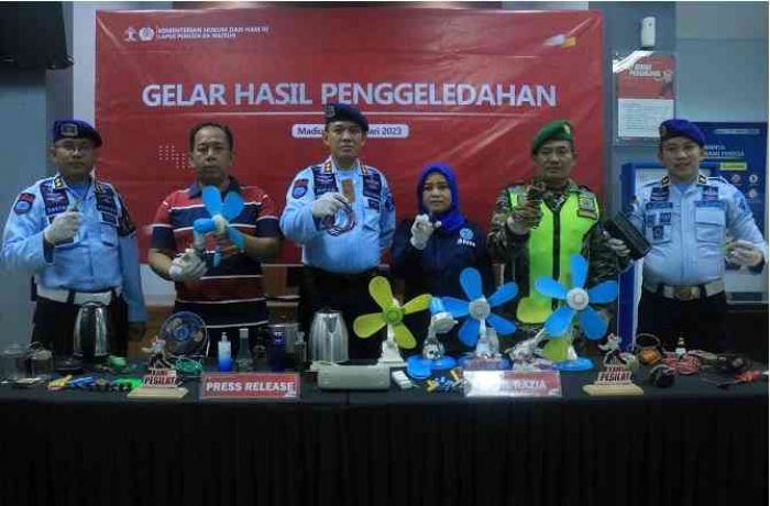 Tim Gabungan Razia 11 Kamar di Lapas Pemuda Madiun, Tak Temukan HP dan Narkoba Tim Gabungan Razia 11 Kamar di Lapas Pemuda Madiun, Tak Temukan HP dan Narkoba