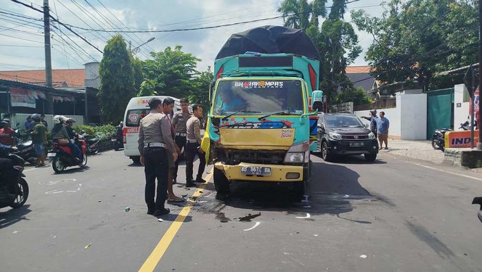 Adu Banteng Truk Vs Motor di Jombang, Satu Orang Tewas Adu Banteng Truk Vs Motor di Jombang, Satu Orang Tewas