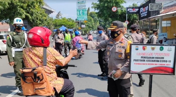 ​Petugas Gabungan Gelar Operasi Yustisi di Depan TMP Kota Kediri Tanpa Sanksi dan Bagi Masker