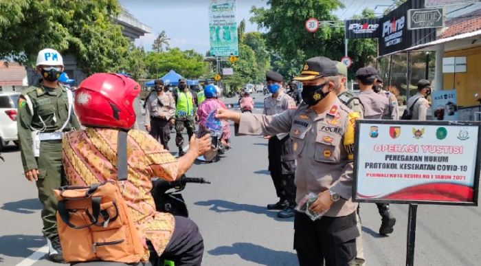 Petugas Gabungan Gelar Operasi Yustisi di Depan TMP Kota Kediri Tanpa Sanksi dan Bagi Masker Petugas Gabungan Gelar Operasi Yustisi di Depan TMP Kota Kediri Tanpa Sanksi dan Bagi Masker