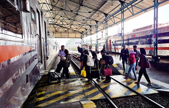Penumpang Melonjak Selama Libur Panjang Kenaikan Isa Almasih, KAI Daop 7 Tambah Formasi Kereta Penumpang Melonjak Selama Libur Panjang Kenaikan Isa Almasih, KAI Daop 7 Tambah Formasi Kereta