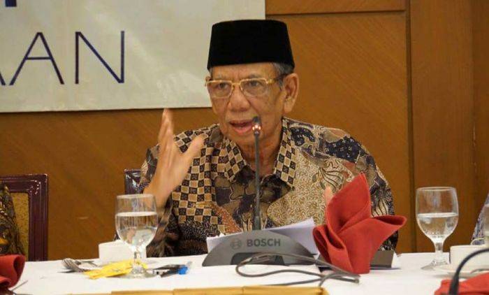 KH Hasyim Muzadi: Demokrasi Bisa Berbelot Jadi Oligarki karena Kekuasaan dan Uang KH Hasyim Muzadi: Demokrasi Bisa Berbelot Jadi Oligarki karena Kekuasaan dan Uang