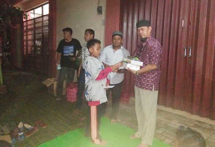 Grup Medsos MWP Pacitan Beri Bantuan pada Puluhan Yatim-Piatu Saat Malam Pergantian Tahun