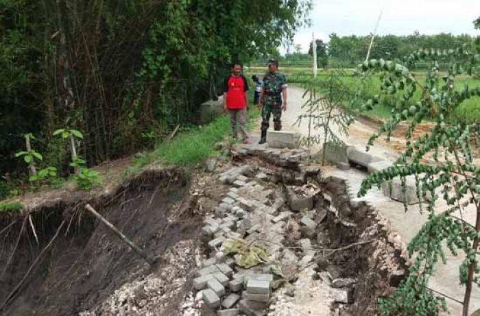 Diguyur Hujan Semalaman, Jalan Poros Desa di Purwosari Bojonegoro Longsor Diguyur Hujan Semalaman, Jalan Poros Desa di Purwosari Bojonegoro Longsor