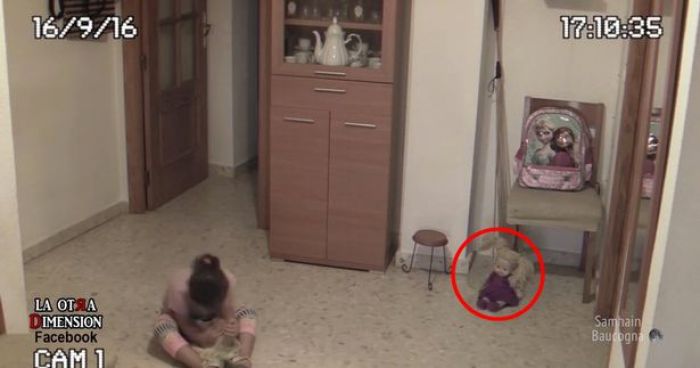 Dedemit Rasuki Boneka, Terbang Takuti Anak Kecil Dedemit Rasuki Boneka, Terbang Takuti Anak Kecil