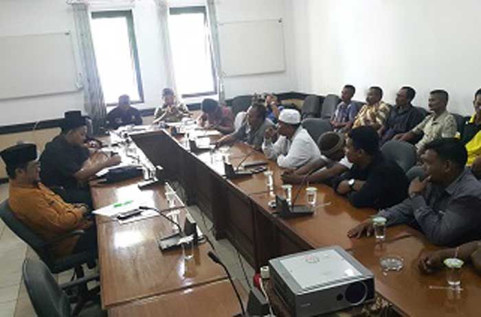 Protes Jalan Rusak, Puluhan Warga Martopuro dan Ngembal Wadul Dewan Protes Jalan Rusak, Puluhan Warga Martopuro dan Ngembal Wadul Dewan