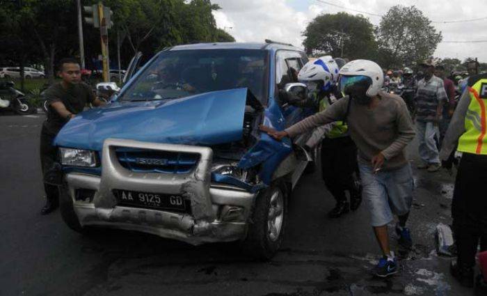 Tabrakan Depan Pintu Tol Sidoarjo, Dua Mobil Ringsek, Satu Penumpang Terluka Tabrakan Depan Pintu Tol Sidoarjo, Dua Mobil Ringsek, Satu Penumpang Terluka
