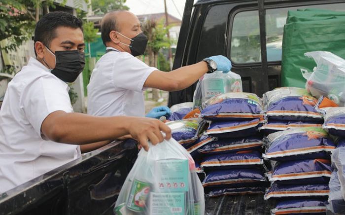 Salurkan Bantuan, Dinsos Kota Kediri Bagikan Sembako Plus ke Warga Karantina Kelurahan Kemasan