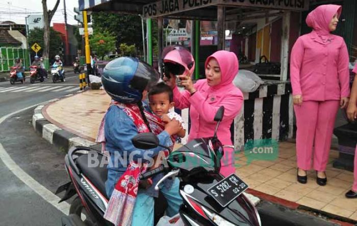 Kampanye Safety Riding, Ibu-ibu Bhayangkari di Tuban Bagikan Helm Gratis Kampanye Safety Riding, Ibu-ibu Bhayangkari di Tuban Bagikan Helm Gratis