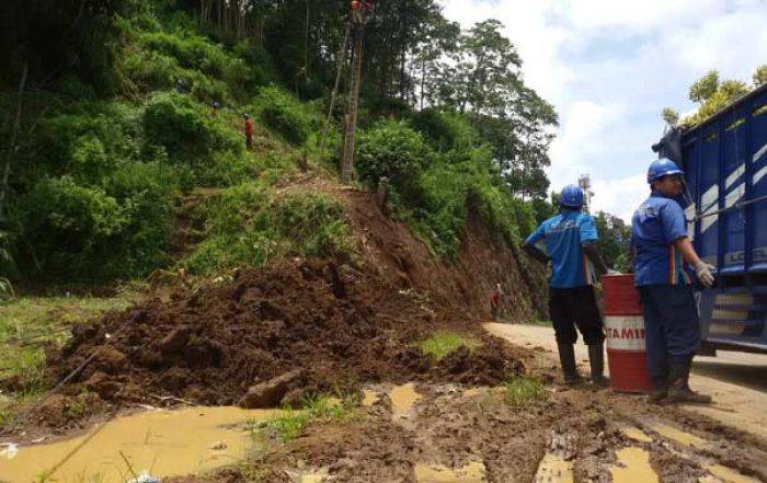 Jalur Malang-Kediri lewat Ngantang Longsor