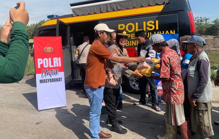 Peduli Pemulung di TPA Wonokerto, Polres Pasuruan Salurkan 50 Paket Sembako Peduli Pemulung di TPA Wonokerto, Polres Pasuruan Salurkan 50 Paket Sembako
