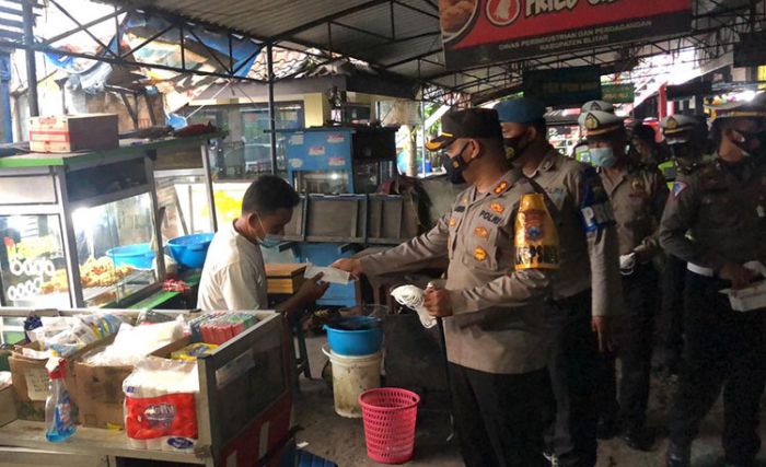 Kedisiplinan Protokol Kesehatan Menurun, Polres Blitar Bagikan 2.000 Masker di Pusat Keramaian Kedisiplinan Protokol Kesehatan Menurun, Polres Blitar Bagikan 2.000 Masker di Pusat Keramaian