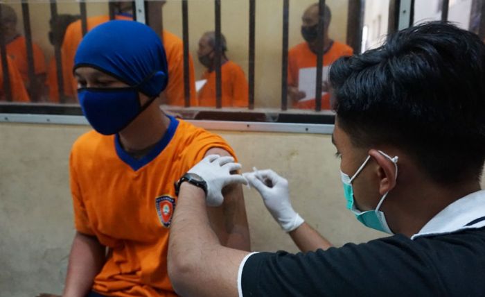 Polres Batu Gencarkan Vaksinasi Kepada Tahanan Polres Batu Gencarkan Vaksinasi Kepada Tahanan