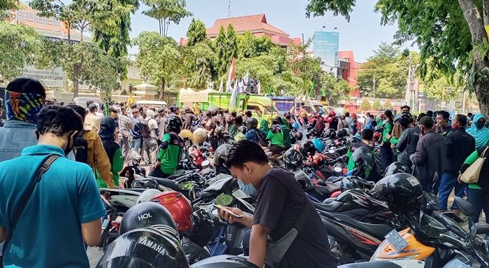 Ratusan Buruh Demo di DPRD Gresik Tolak UU Omnibus Law Cipta Kerja Ratusan Buruh Demo di DPRD Gresik Tolak UU Omnibus Law Cipta Kerja