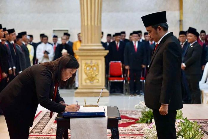 Pemkab Jember Rotasi 352 Pejabat Eselon dan Serahkan 17 SK Pelaksana Tugas Pemkab Jember Rotasi 352 Pejabat Eselon dan Serahkan 17 SK Pelaksana Tugas