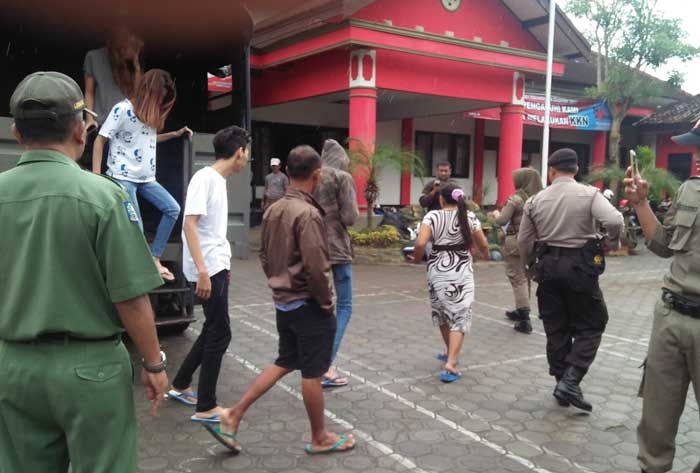 Razia Kos-Kosan, Satpol PP Kota Blitar Ciduk Delapan Pasangan Mesum Razia Kos-Kosan, Satpol PP Kota Blitar Ciduk Delapan Pasangan Mesum