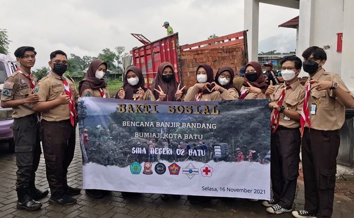 Ringankan Beban Korban Banjir Bandang, OSIS SMAN 2 Batu Sumbang 6 Ribu Bata Merah dan 2 Pikap Koral