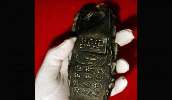 Ponsel Abal-abal, Diberitakan sebagai Fosil era Babilonia