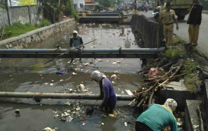Banjir Mengancam, PU Pengairan Sidoarjo Getol Bersihkan Sungai Penuh Sampah Banjir Mengancam, PU Pengairan Sidoarjo Getol Bersihkan Sungai Penuh Sampah