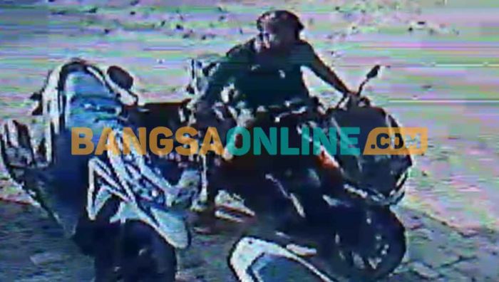 Aksi Pencurian HP di Sampang Terekam CCTV Aksi Pencurian HP di Sampang Terekam CCTV