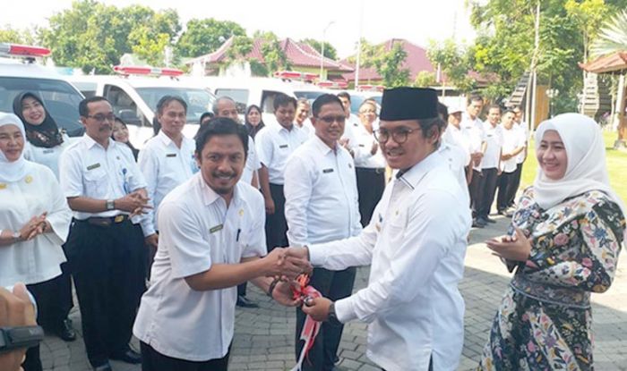 Bupati Bangkalan Berikan Bantuan 15 Unit Mobil Ambulans untuk Puskesmas Bupati Bangkalan Berikan Bantuan 15 Unit Mobil Ambulans untuk Puskesmas