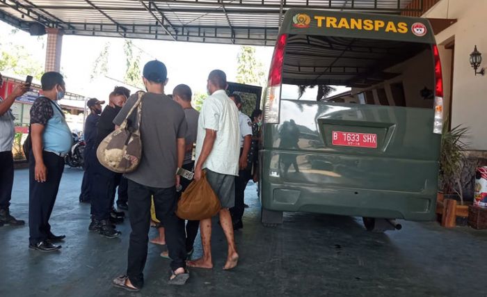 Lebihi Kapasitas, 14 Napi Narkoba Lapas Kelas IIA Pamekasan Dikirim ke Nusakambangan Lebihi Kapasitas, 14 Napi Narkoba Lapas Kelas IIA Pamekasan Dikirim ke Nusakambangan