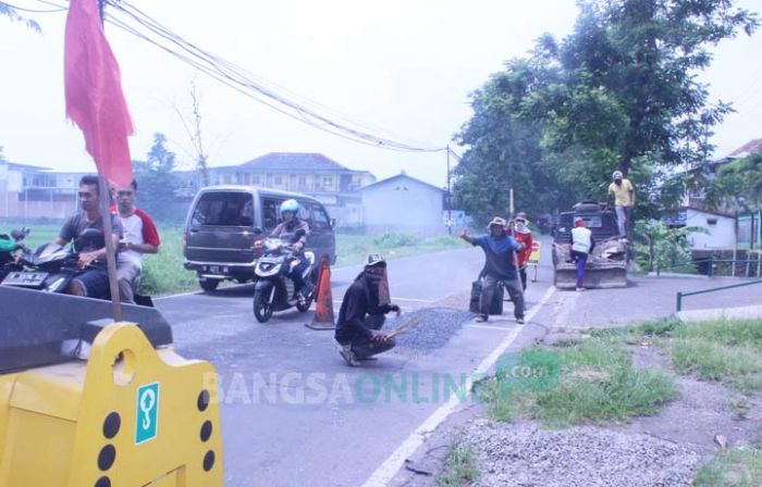 Jalan Berlubang di Pasuruan Hanya Ditambal Sulam