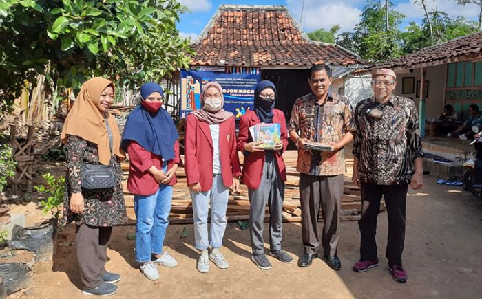 Kolaborasi dengan Mahasiswa UMM, Dispusip Pamekasan Resmikan Pojok Baca di Taneyan Lanjhang