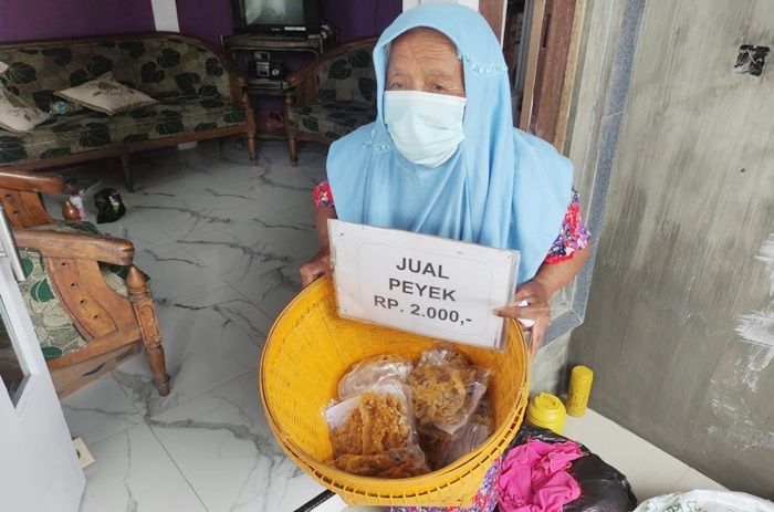 Dikira Dirazia, Nenek Penjual Peyek di Sidoarjo Malah Dikasih Sembako dan Uang Tunai